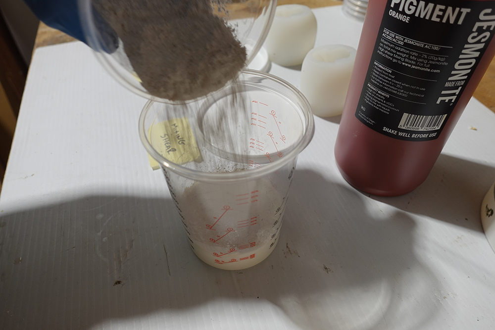 Jesmonite : Mixing by Hand vs Mixing Blade